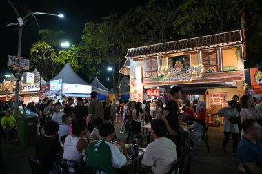 Kuching, Malezya - 8 Ağustos 2025: Yemek Festivali Sokak Fuarı