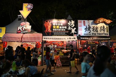 Kuching, Malezya - 8 Ağustos 2025: Yemek Festivali Sokak Fuarı