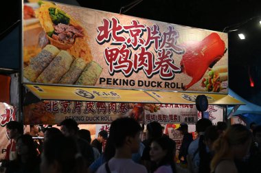 Kuching, Malezya - 8 Ağustos 2025: Yemek Festivali Sokak Fuarı