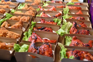 Kuching, Malezya - 8 Ağustos 2025: Yemek Festivali Sokak Fuarı