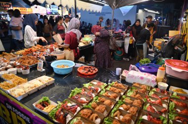 Kuching, Malezya - 8 Ağustos 2025: Yemek Festivali Sokak Fuarı