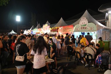 Kuching, Malezya - 8 Ağustos 2025: Yemek Festivali Sokak Fuarı