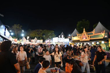 Kuching, Malezya - 8 Ağustos 2025: Yemek Festivali Sokak Fuarı