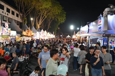 Kuching, Malezya - 8 Ağustos 2025: Yemek Festivali Sokak Fuarı
