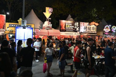 Kuching, Malezya - 8 Ağustos 2025: Yemek Festivali Sokak Fuarı