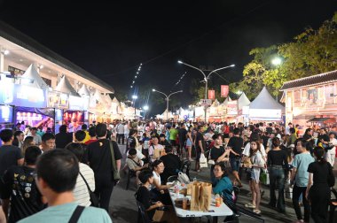 Kuching, Malezya - 8 Ağustos 2025: Yemek Festivali Sokak Fuarı