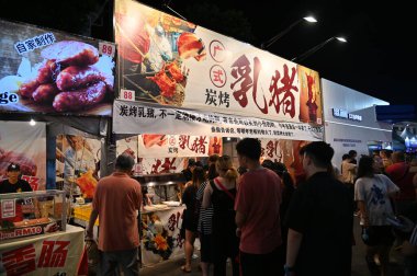 Kuching, Malezya - 8 Ağustos 2025: Yemek Festivali Sokak Fuarı