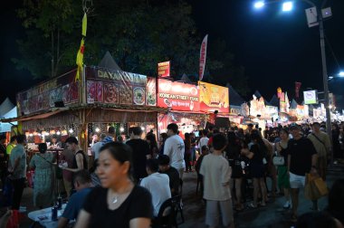 Kuching, Malezya - 8 Ağustos 2025: Yemek Festivali Sokak Fuarı