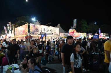 Kuching, Malezya - 8 Ağustos 2025: Yemek Festivali Sokak Fuarı