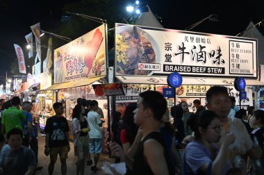 Kuching, Malezya - 8 Ağustos 2025: Yemek Festivali Sokak Fuarı