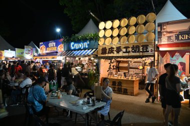 Kuching, Malezya - 8 Ağustos 2025: Yemek Festivali Sokak Fuarı