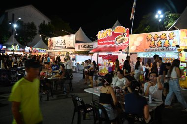 Kuching, Malezya - 8 Ağustos 2025: Yemek Festivali Sokak Fuarı