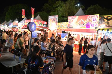 Kuching, Malezya - 8 Ağustos 2025: Yemek Festivali Sokak Fuarı
