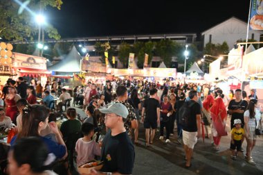 Kuching, Malezya - 8 Ağustos 2025: Yemek Festivali Sokak Fuarı