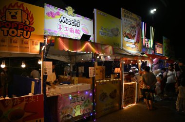 Kuching, Malezya - 8 Ağustos 2025: Yemek Festivali Sokak Fuarı