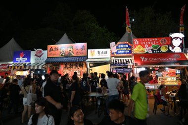 Kuching, Malezya - 8 Ağustos 2025: Yemek Festivali Sokak Fuarı