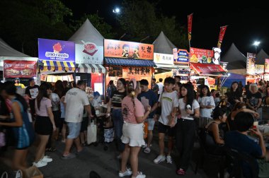 Kuching, Malezya - 8 Ağustos 2025: Yemek Festivali Sokak Fuarı