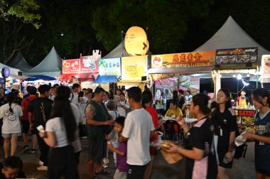 Kuching, Malezya - 8 Ağustos 2025: Yemek Festivali Sokak Fuarı