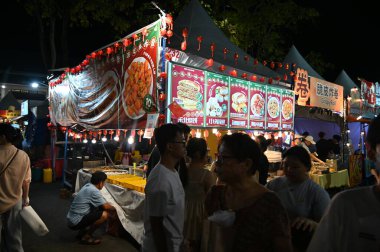 Kuching, Malezya - 8 Ağustos 2025: Yemek Festivali Sokak Fuarı