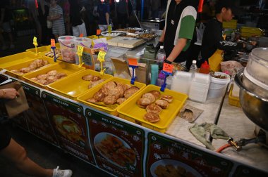 Kuching, Malezya - 8 Ağustos 2025: Yemek Festivali Sokak Fuarı