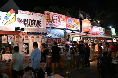 Kuching, Malezya - 8 Ağustos 2025: Yemek Festivali Sokak Fuarı