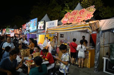 Kuching, Malezya - 8 Ağustos 2025: Yemek Festivali Sokak Fuarı