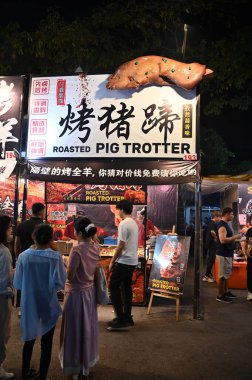 Kuching, Malezya - 8 Ağustos 2025: Yemek Festivali Sokak Fuarı