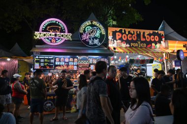 Kuching, Malezya - 8 Ağustos 2025: Yemek Festivali Sokak Fuarı
