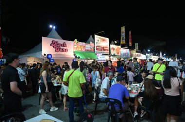 Kuching, Malezya - 8 Ağustos 2025: Yemek Festivali Sokak Fuarı