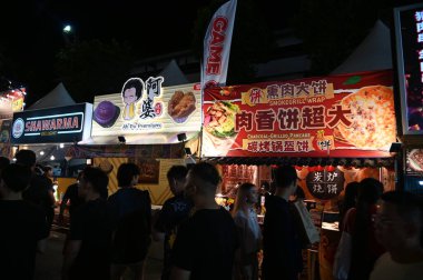 Kuching, Malezya - 8 Ağustos 2025: Yemek Festivali Sokak Fuarı