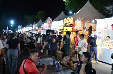 Kuching, Malezya - 8 Ağustos 2025: Yemek Festivali Sokak Fuarı