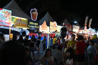 Kuching, Malezya - 8 Ağustos 2025: Yemek Festivali Sokak Fuarı