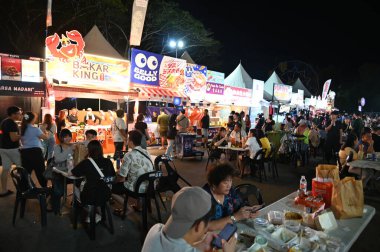 Kuching, Malezya - 8 Ağustos 2025: Yemek Festivali Sokak Fuarı