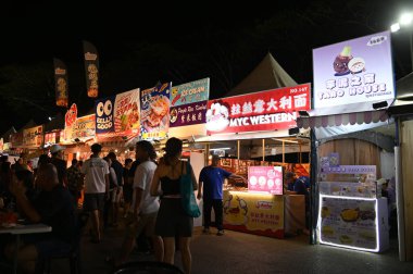 Kuching, Malezya - 8 Ağustos 2025: Yemek Festivali Sokak Fuarı