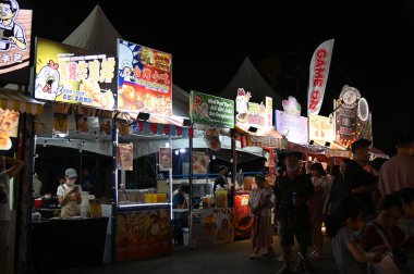 Kuching, Malezya - 8 Ağustos 2025: Yemek Festivali Sokak Fuarı