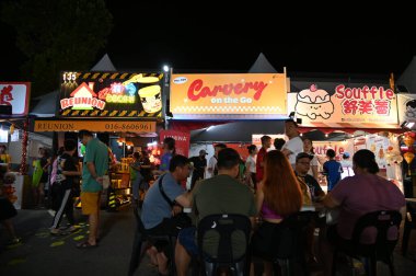 Kuching, Malezya - 8 Ağustos 2025: Yemek Festivali Sokak Fuarı