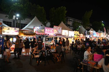 Kuching, Malezya - 8 Ağustos 2025: Yemek Festivali Sokak Fuarı