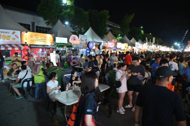 Kuching, Malezya - 8 Ağustos 2025: Yemek Festivali Sokak Fuarı