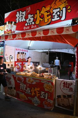 Kuching, Malezya - 8 Ağustos 2025: Yemek Festivali Sokak Fuarı