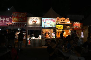 Kuching, Malezya - 8 Ağustos 2025: Yemek Festivali Sokak Fuarı