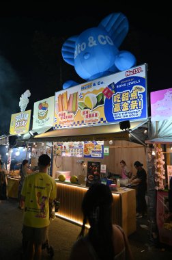 Kuching, Malezya - 8 Ağustos 2025: Yemek Festivali Sokak Fuarı