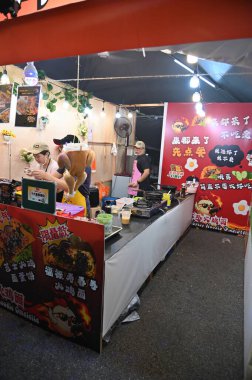 Kuching, Malezya - 8 Ağustos 2025: Yemek Festivali Sokak Fuarı