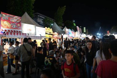 Kuching, Malezya - 8 Ağustos 2025: Yemek Festivali Sokak Fuarı