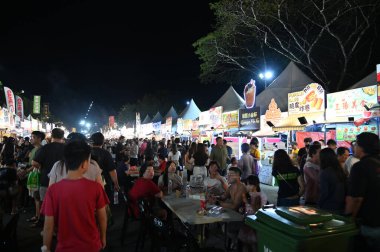 Kuching, Malezya - 8 Ağustos 2025: Yemek Festivali Sokak Fuarı