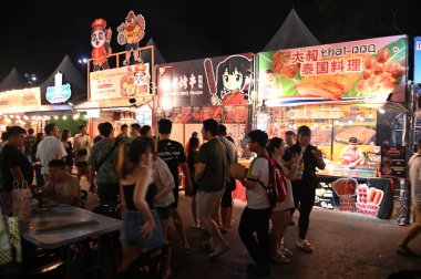 Kuching, Malezya - 8 Ağustos 2025: Yemek Festivali Sokak Fuarı
