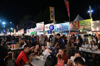 Kuching, Malezya - 8 Ağustos 2025: Yemek Festivali Sokak Fuarı