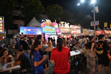 Kuching, Malezya - 8 Ağustos 2025: Yemek Festivali Sokak Fuarı