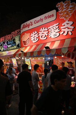 Kuching, Malezya - 8 Ağustos 2025: Yemek Festivali Sokak Fuarı