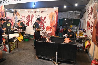 Kuching, Malezya - 8 Ağustos 2025: Yemek Festivali Sokak Fuarı