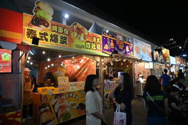 Kuching, Malezya - 8 Ağustos 2025: Yemek Festivali Sokak Fuarı